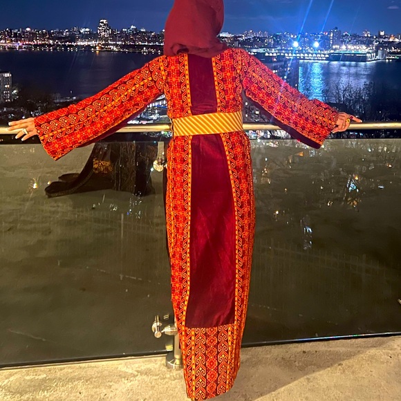 THOBE Beautiful Palestinian tatreez on light weight velvet - Picture 1 of 5